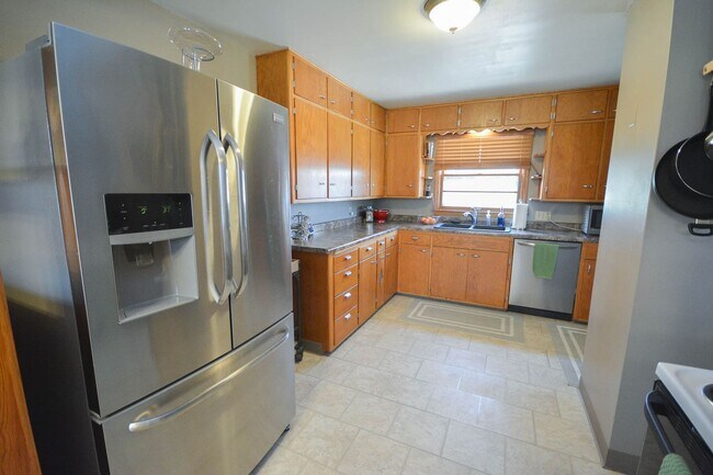 Building Photo - Spacious ranch style home in amazing Lowertown location!