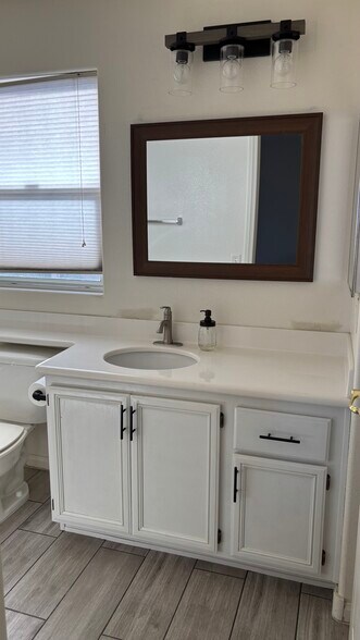 guest bathroom upstairs - 11057 Piedmont Valley Ave