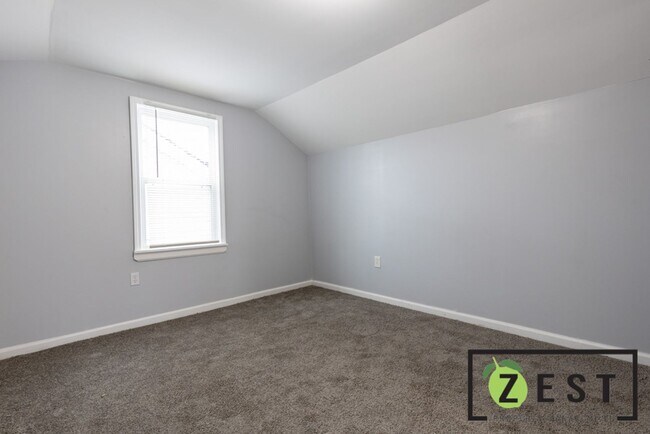 Building Photo - 4-BEDROOM 2-FULL BATHROOMS