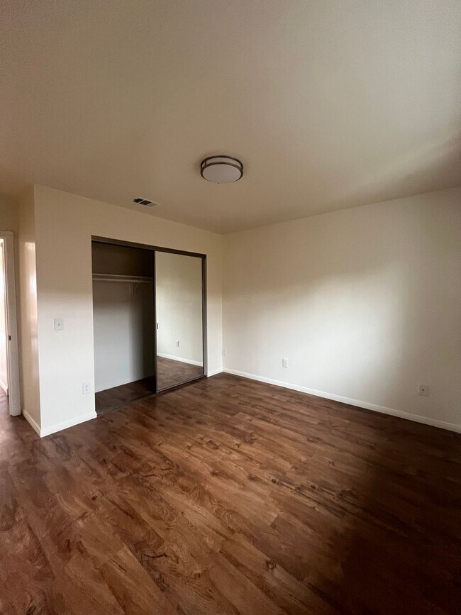 Building Photo - 524-526 Delaware Street