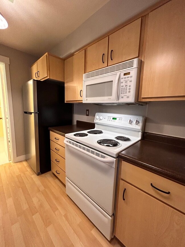 Building Photo - Freshly Updated 2-Bedroom Condo in the Hea...