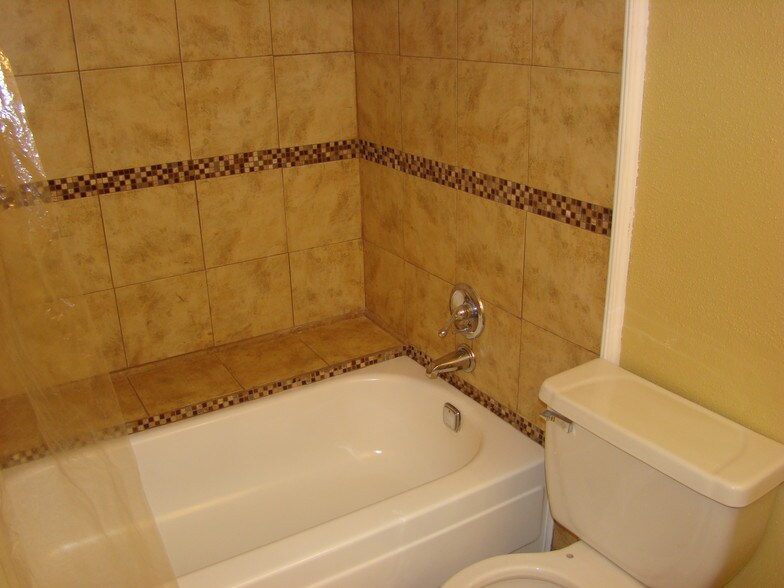 Building Photo - 2820 S Bartell Dr
