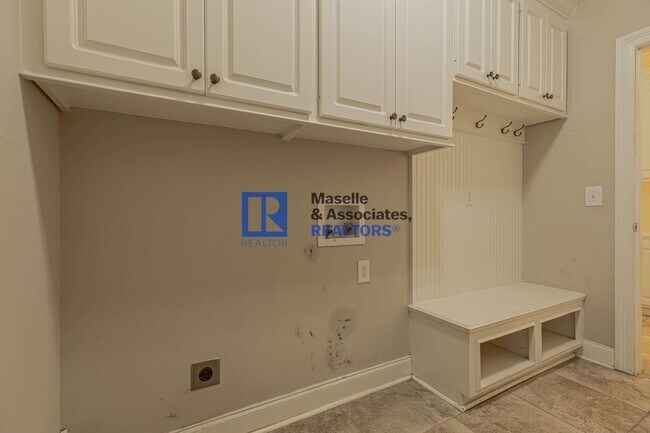 Building Photo - Beautiful 4 bedroom, 2 bathroom house in B...
