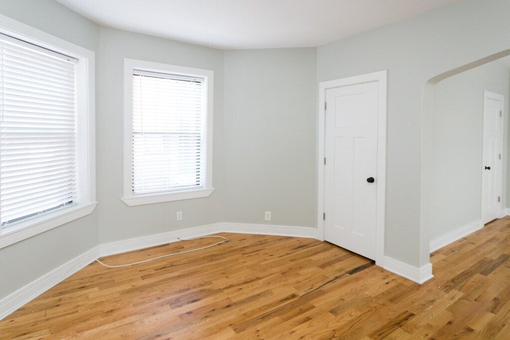 Building Photo - 4418 N Wolcott Ave