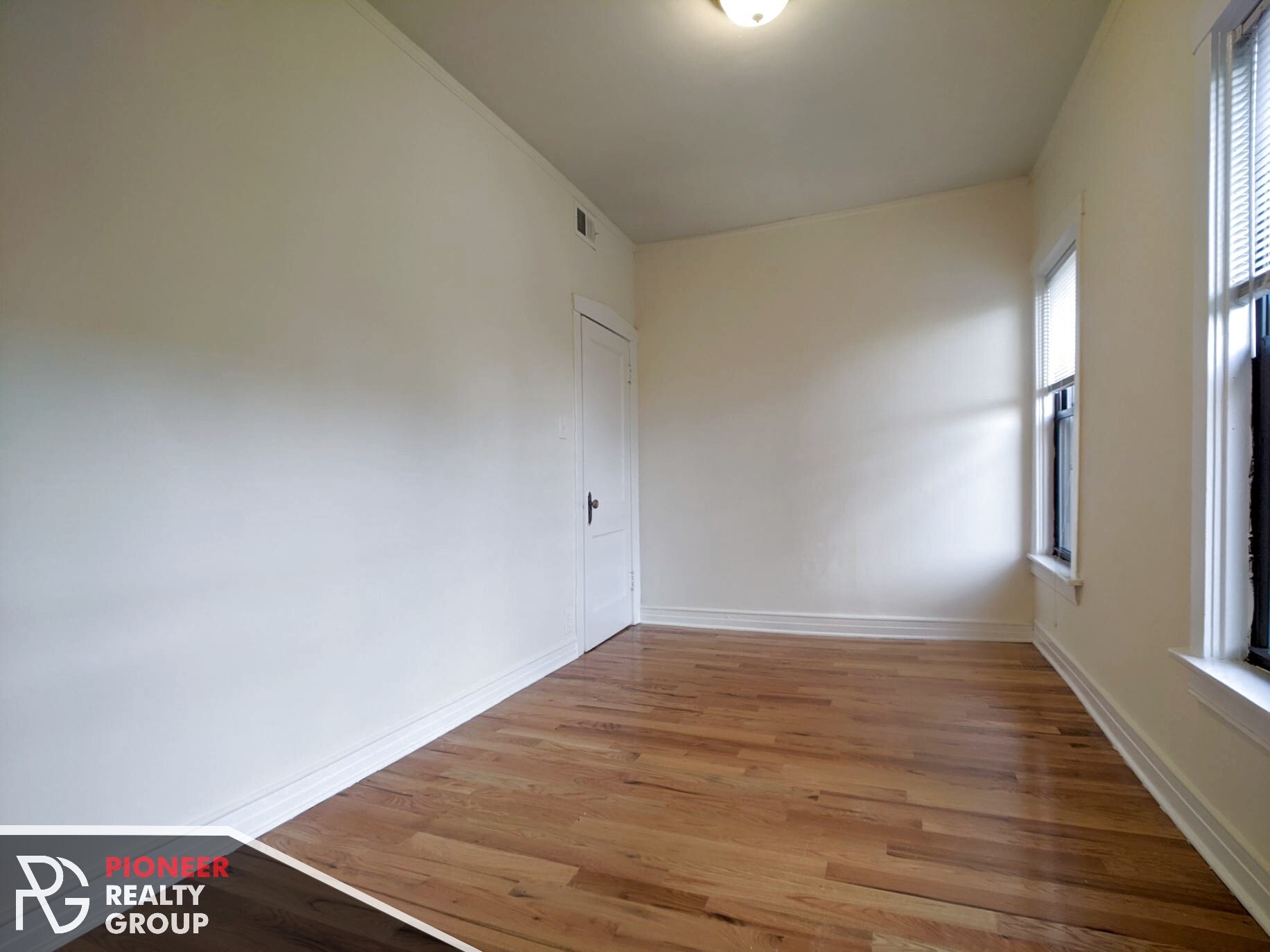 Building Photo - 822 W Waveland Ave