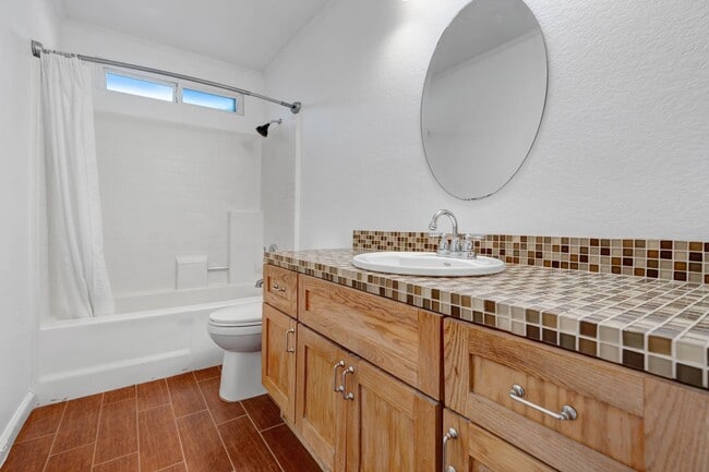 Building Photo - Single-Story 3 Bedroom (+1 Bonus Room and ...