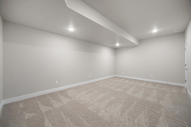Building Photo - Modern 4 Bedroom, 2 Bathroom Westside Home with Balcony Views of Garden of the Gods!