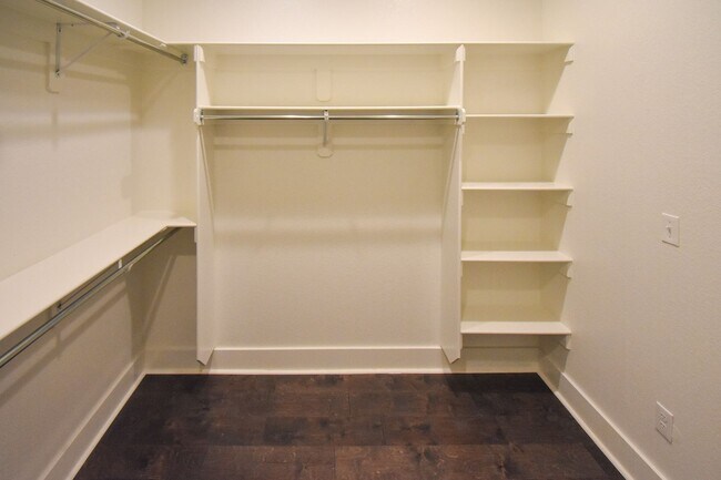 Building Photo - Stunning 3 Bedroom, 2.5 Bathroom Home in F...