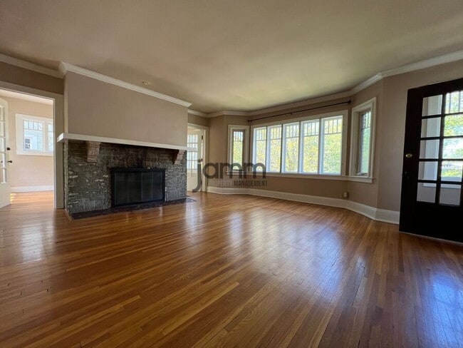 Building Photo - 3232 Clarendon Rd