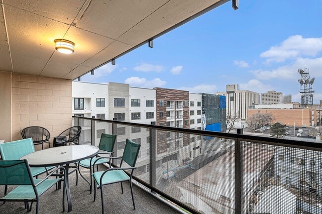 Building Photo - 417 E Kiowa St