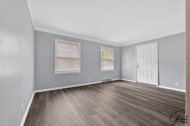 Building Photo - $1200 2 bedroom ranch