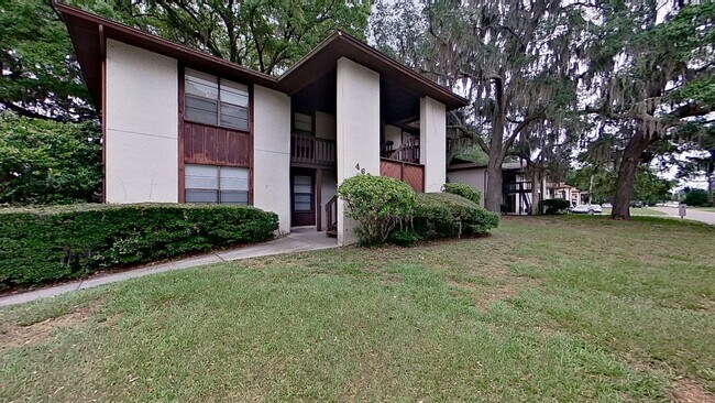 Primary Photo - Desirable 2 beds/1.5 bath, first floor uni...