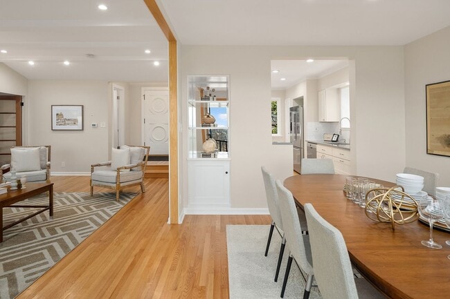 Building Photo - Queen Anne Home