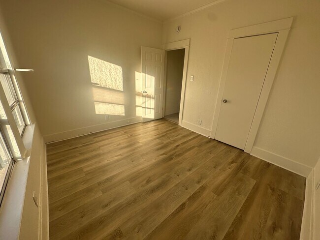 Building Photo - UPGRADED 4 BEDROOM NEAR DRAKE PARK!