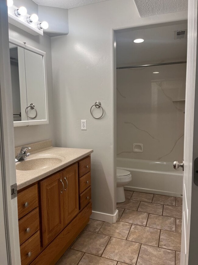 Building Photo - 2 bed 1 bath basement apartment