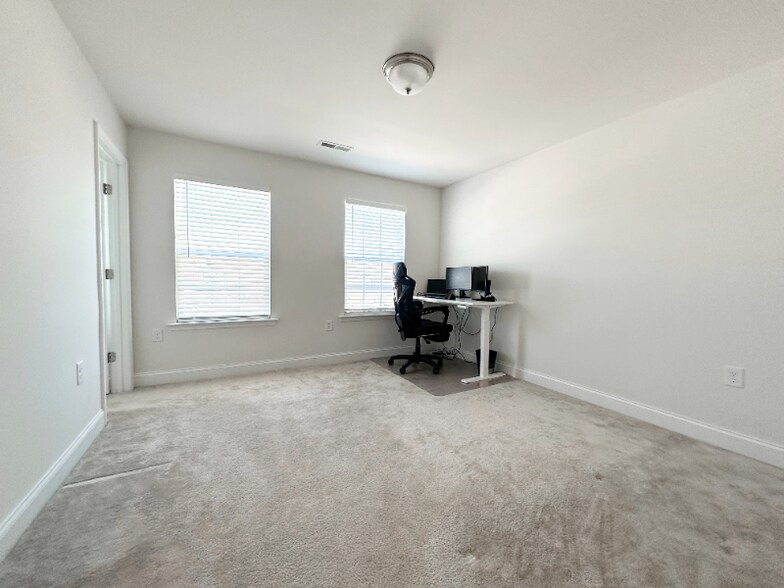 Building Photo - 5 Misty Grv Trl