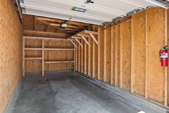 Building Photo - Upscale Condo | 3 Bed / 2 Bath | Garage | ...