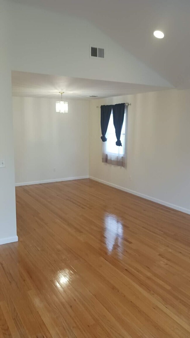 Building Photo - 316 Linden Ave