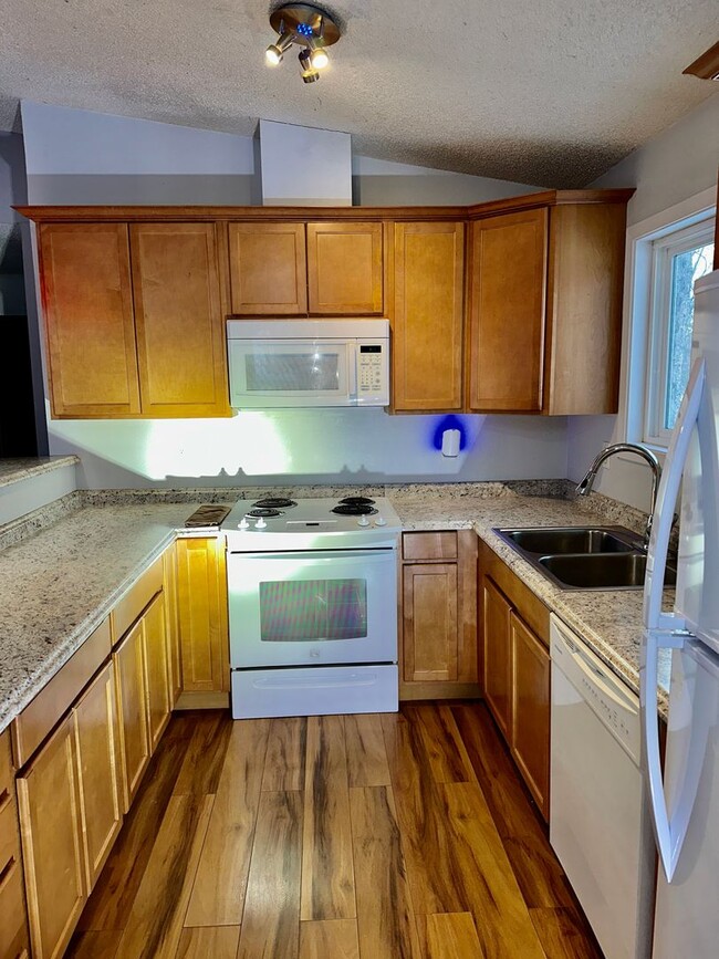 Building Photo - LIFE IS BETTER AT THE LAKE!