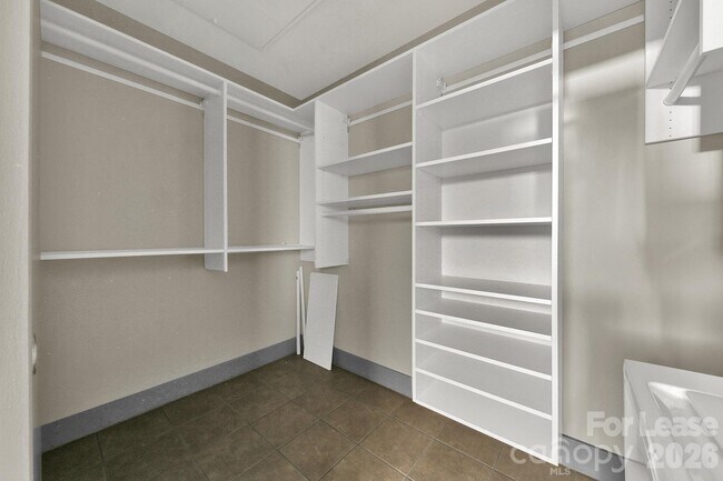 Building Photo - 505 E 6th St