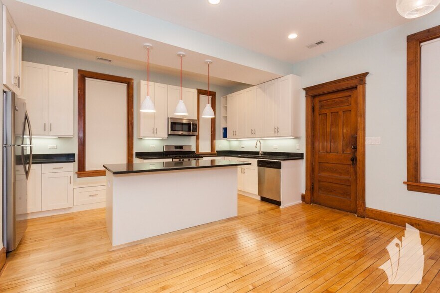 Building Photo - 2139 N Oakley Ave
