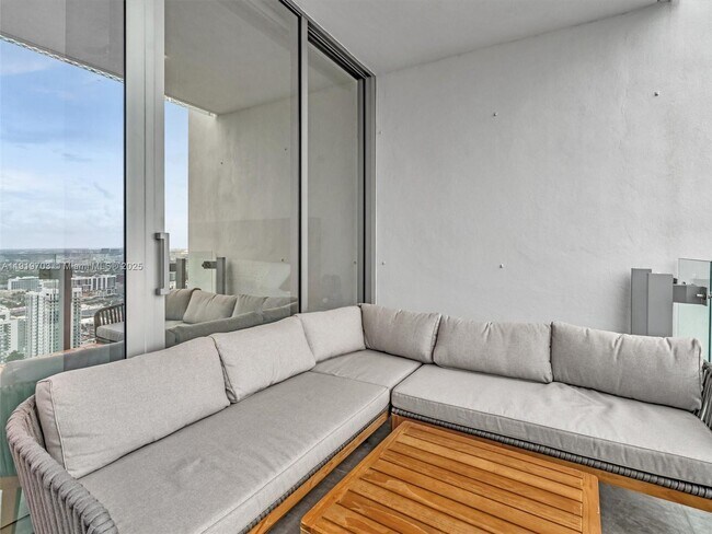 Building Photo - 700 NE 26th Terrace