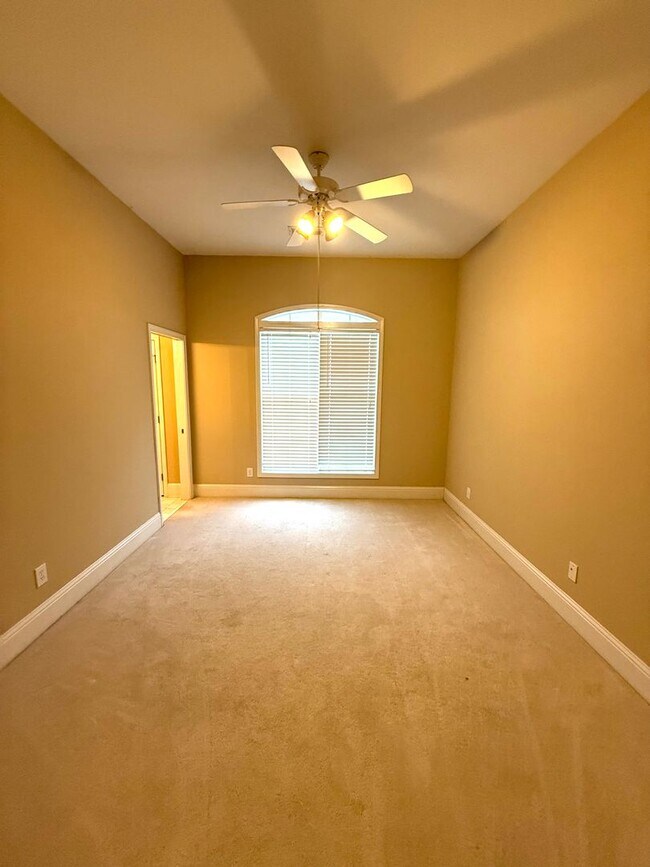 Building Photo - ** 4 Bed 3 Bath located in Deer Creek ** Call our self showing number to schedule a tour 334-366-...