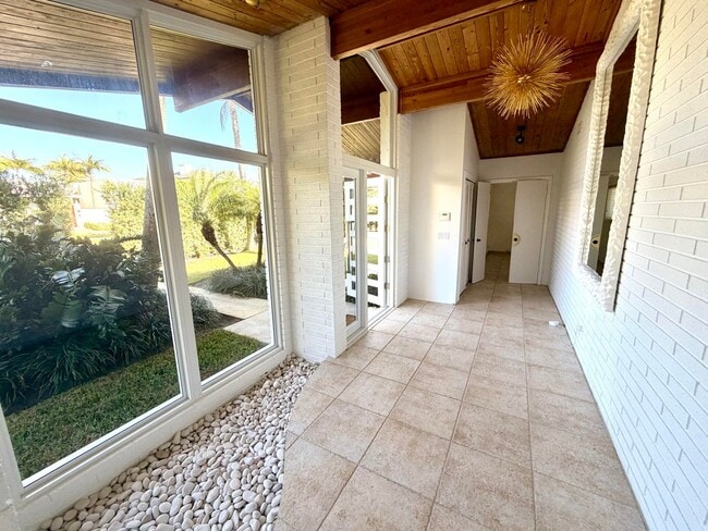 Building Photo - 2015 Notre Dame Dr