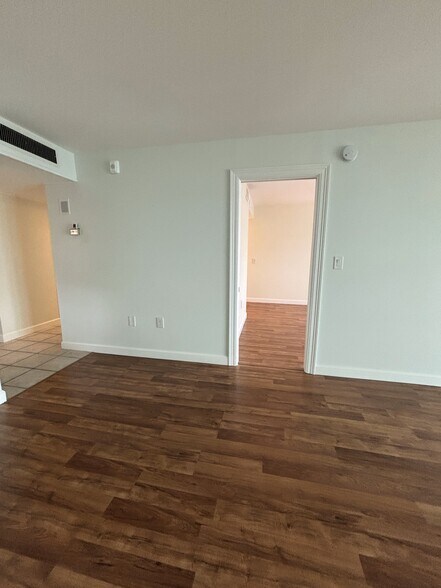 Building Photo - 5020 Brittany Dr S