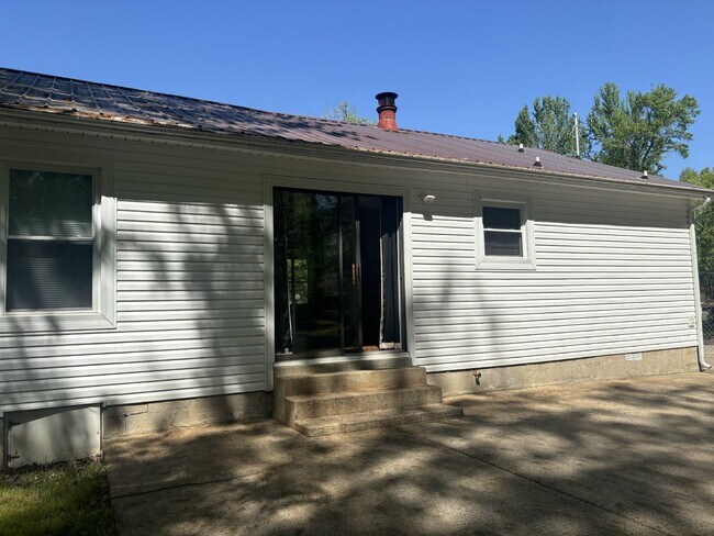 Building Photo - 545 Roselawn Dr