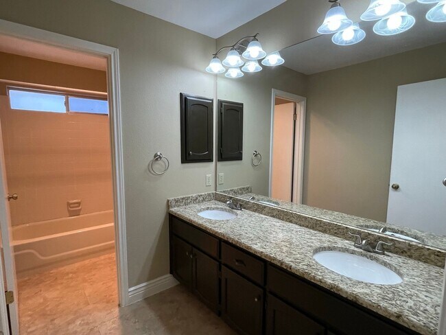 Building Photo - 13731 Oak Pebble