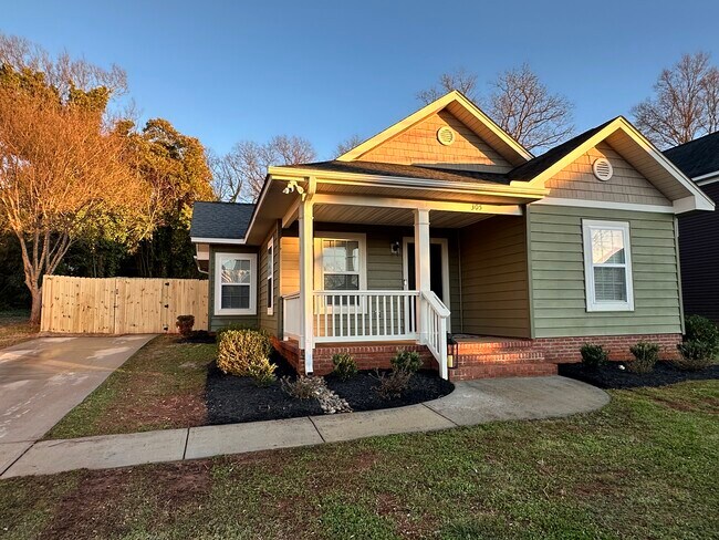 Building Photo - 305 S Calhoun St