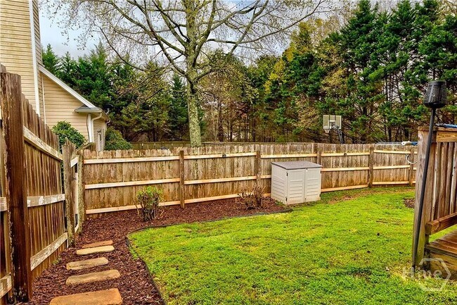 Building Photo - Beautiful 3BR/3BA Home with Private Pool in Commerce