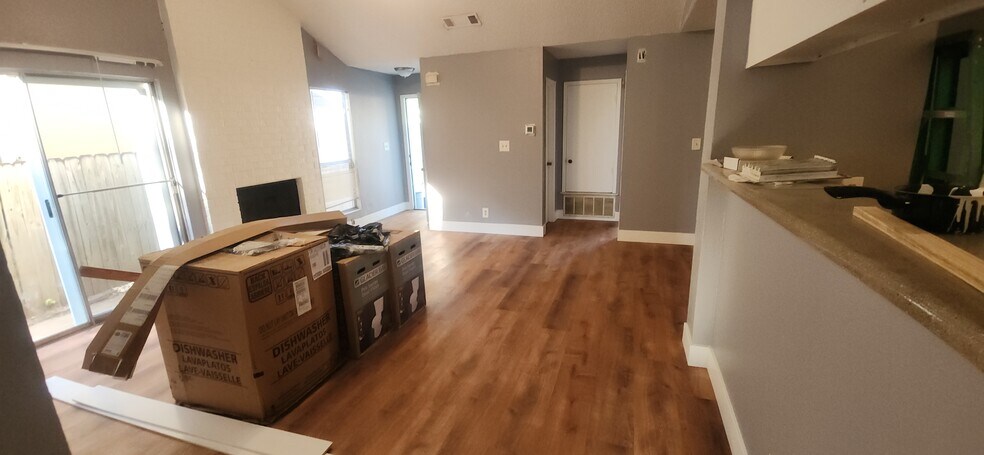 Living - 10434 Doc Holliday Trl