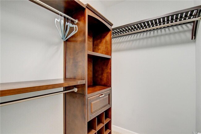 Building Photo - 2640 Lake Shore Dr