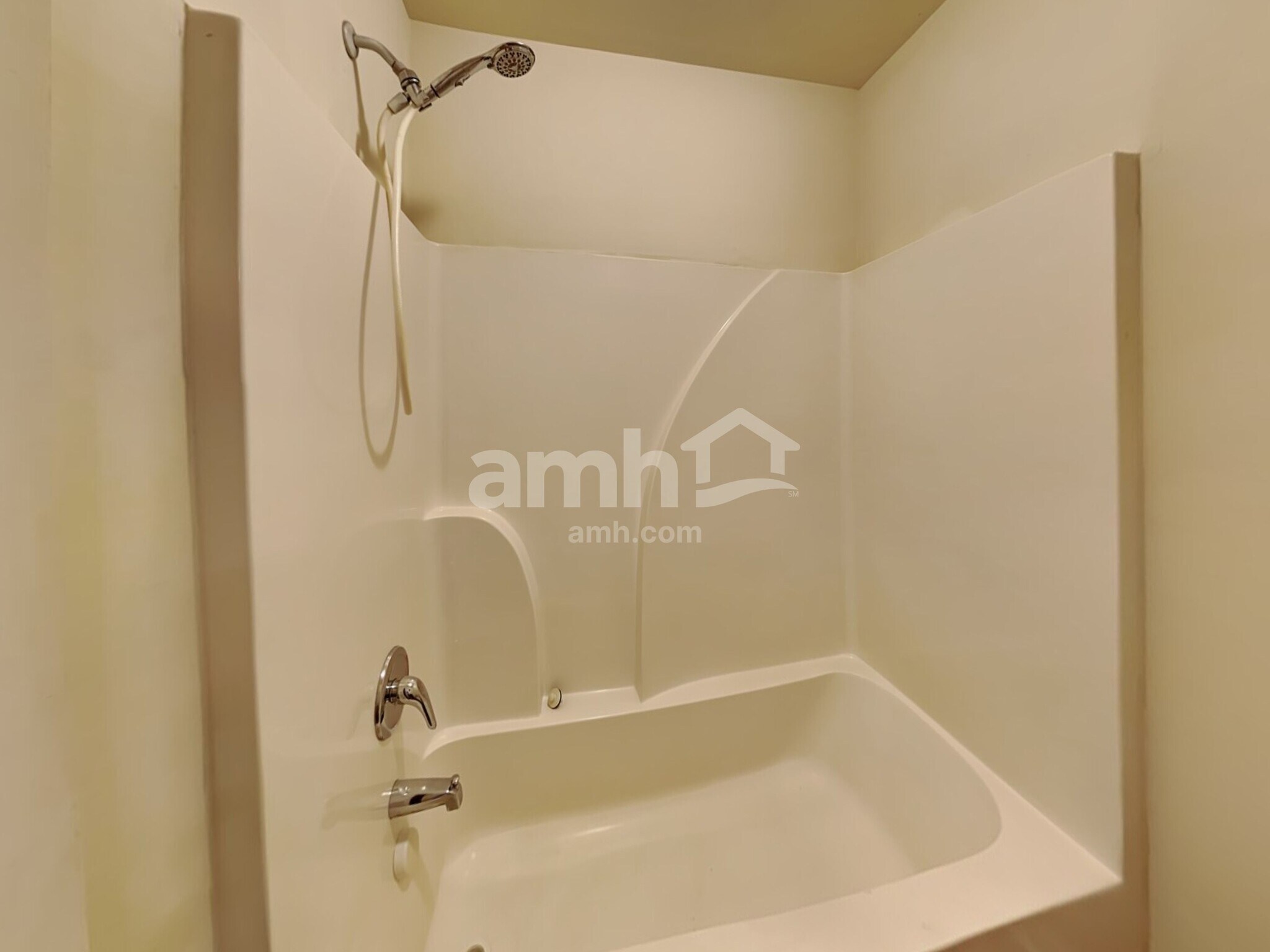 Building Photo - 908 Pine Ln