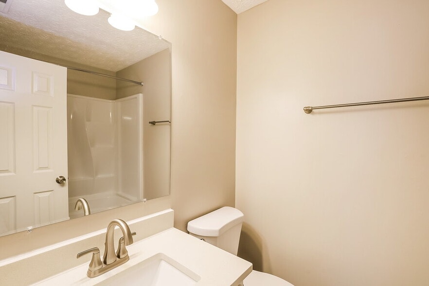 Building Photo - 4439 Connaught Dr E