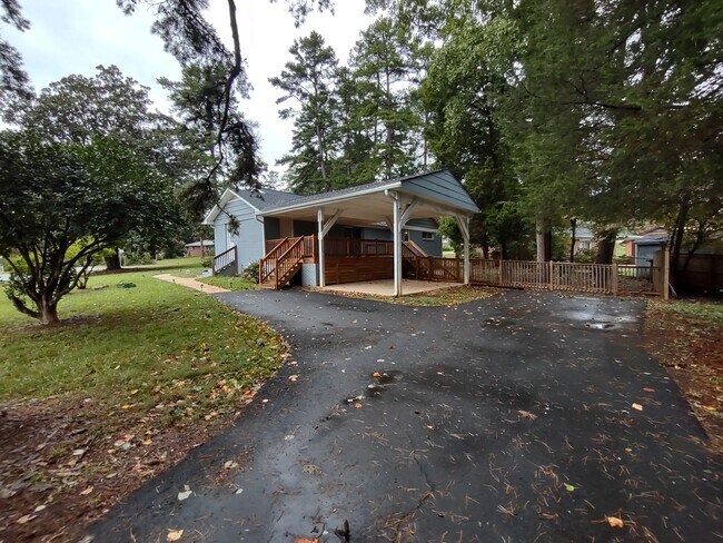 Building Photo - Pristine, move in ready ranch style home l...
