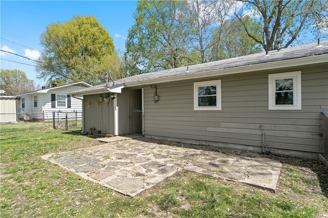 Building Photo - 1551 N Stephens Ave