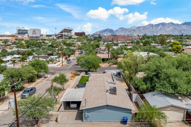 Building Photo - Charming remodeled home near UA