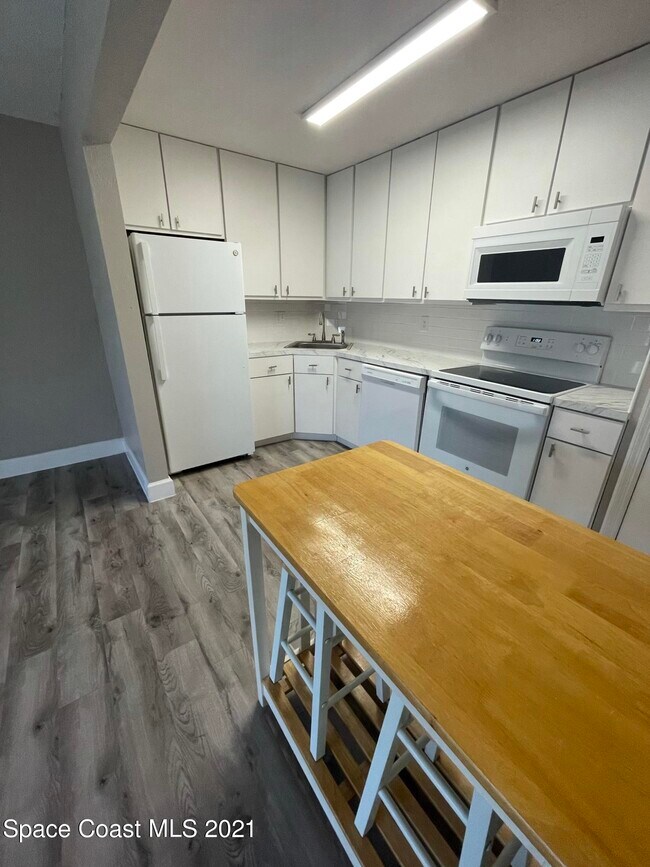 Building Photo - 4610 Lake Waterford Way