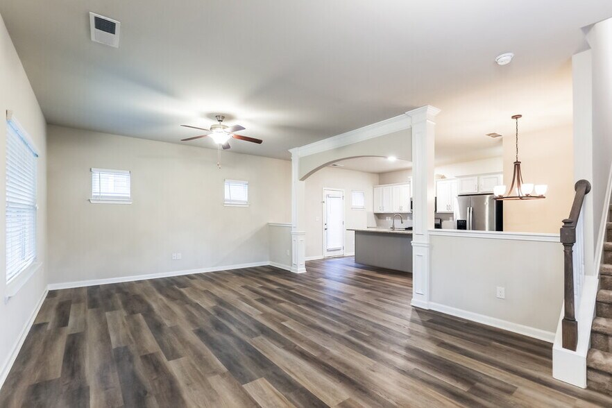 Building Photo - 4 Elm St