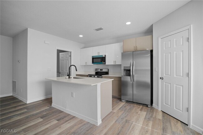 Building Photo - 942 Sunrise Blvd