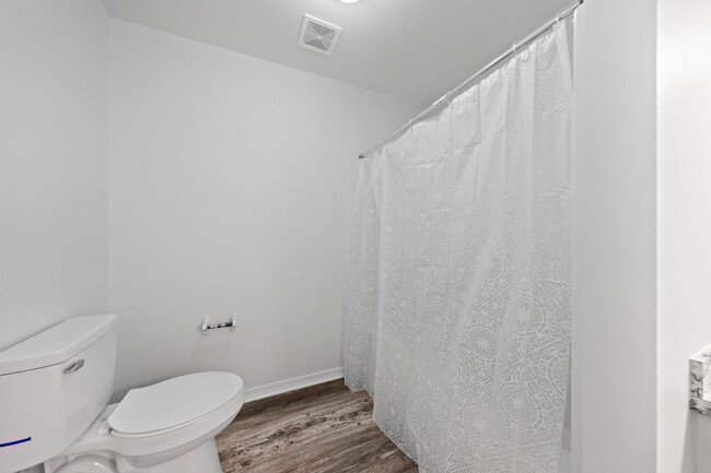 Building Photo - Beautifully Updated Townhouse in Niceville!