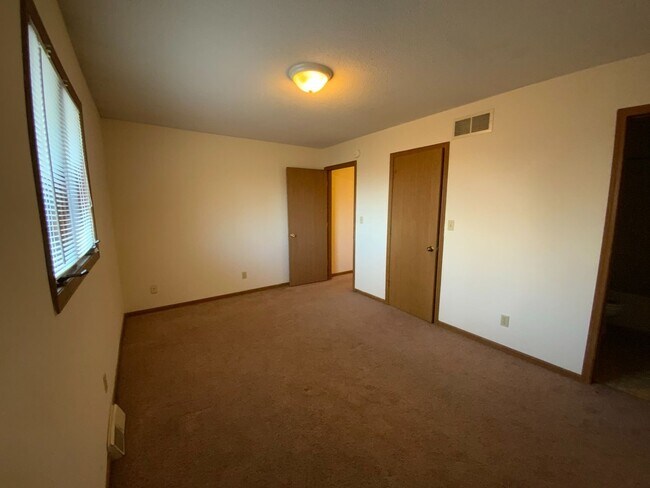 Building Photo - 4 Bedroom 3 Bath Condo