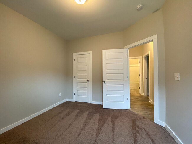 Building Photo - 65 Red Oak Ct