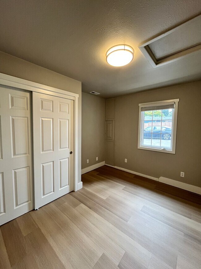 Building Photo - 1410 SE River Forest Rd