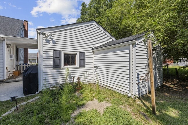 Building Photo - 4009 Maple Dr