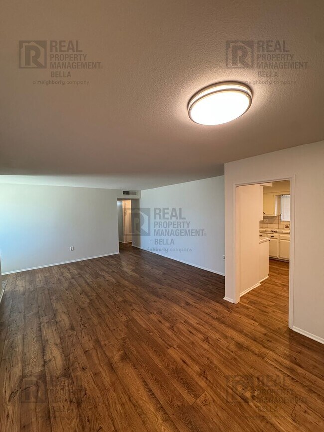 Building Photo - Spacious 3-Bedroom Home with Sunroom & Upg...