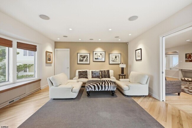 Building Photo - 119 S 11th Ave